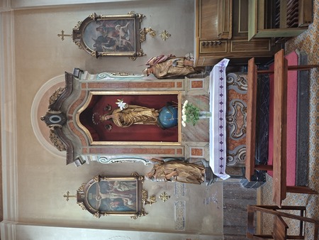 V niši desnega stranskega oltarja iz peščenjaka je kip Brezmadežne (2)